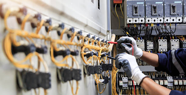 Professional Electrician technician working in Streamwood, IL